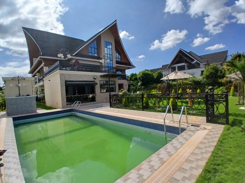 ELEGANT AND EXECUTIVE HOUSE NEWLY BUILT 6 BEDROOM ALL ENSUITE PLUS SQ AND FAMILY ROOM AND OFFICE