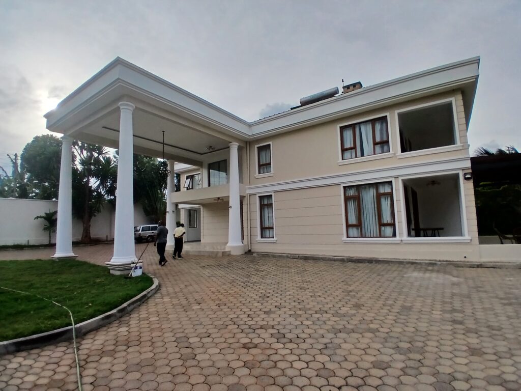 STATE OF AN ART HOUSE ON SALE IN THIKA MAKI 5 BEDROOM ALL ENSUITE PLUS SQ WITH A WELL MANICURED GARDEN