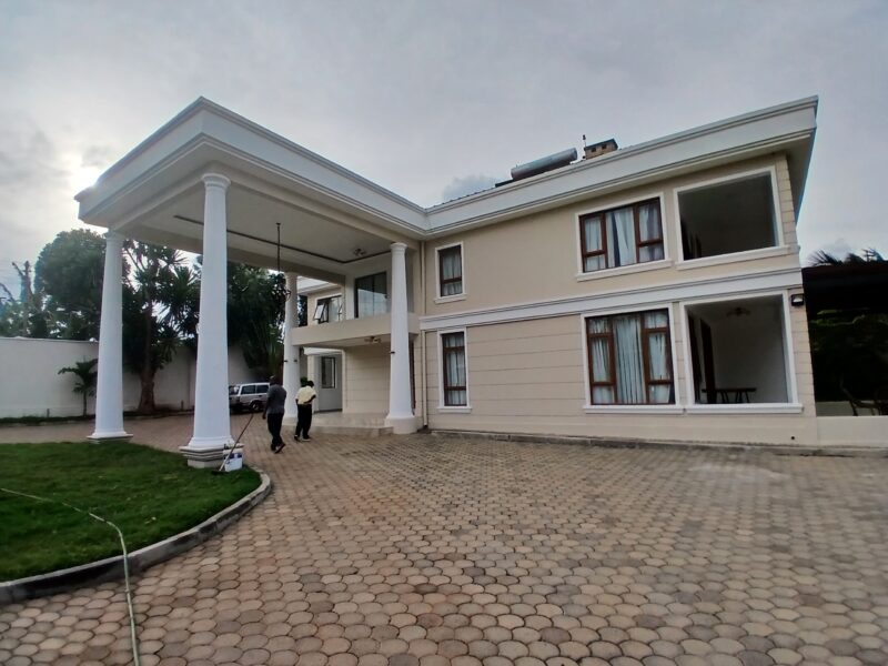 STATE OF AN ART HOUSE ON SALE IN THIKA MAKI 5 BEDROOM ALL ENSUITE PLUS SQ WITH A WELL MANICURED GARDEN