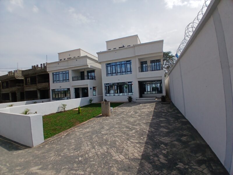 HOUSE ON SALE ELEGANT AND MODERN NEWLY BUILT 4 EDROOM AND ENSUITE PLUS SQ AND FAMILY ROOM