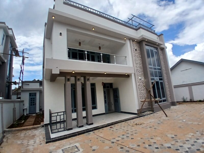 EXEMPLARY STYLISH UNIQUE & MODERN NEWLY BUILT 5 BEDROOM ALL ENSUITE PLUS SQ & FAMILY ROOM