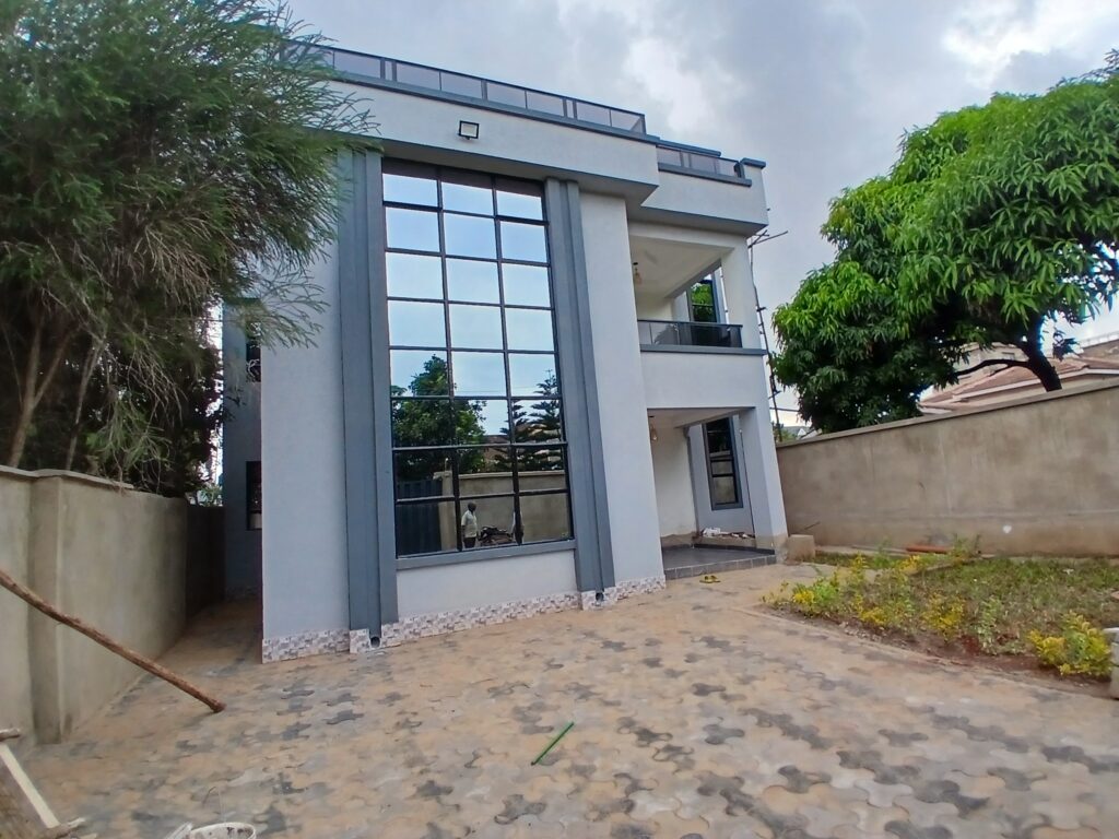 HOUSE ON SALE ELEGANT NEWLY BUILT 5 BEDROOM ALL ENSUITE IN KENYATTA ROAD